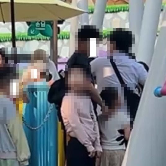 롯데월드 대기줄서 갑자기 바지를 내