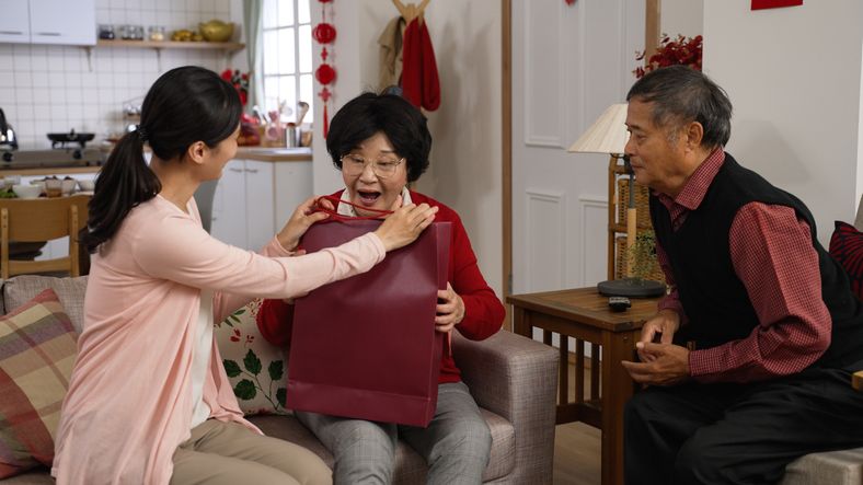환갑 선물로 명품백 받자 오열한 시