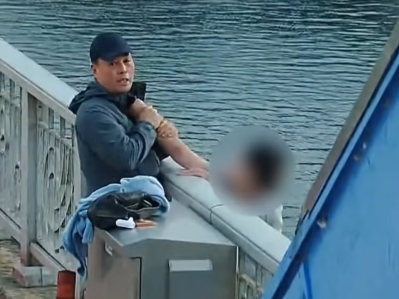 다리 난간 밖 위태로운 30대 여성