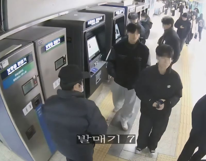 사람 많은 쇼핑몰서 일부러 '쿵'…