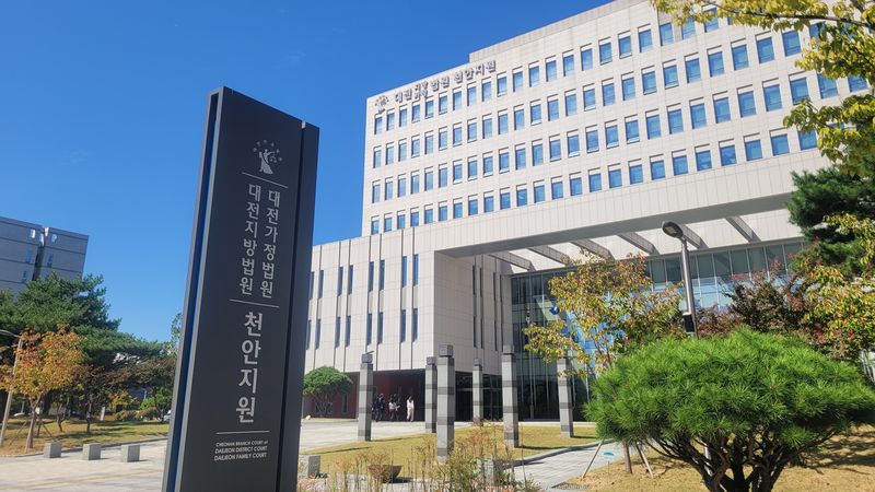 30시간 넘게 쇠사슬에 묶인 11세