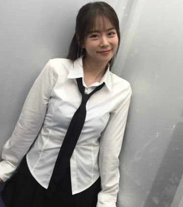 38세 한승연, 흰 셔츠에 넥타이…