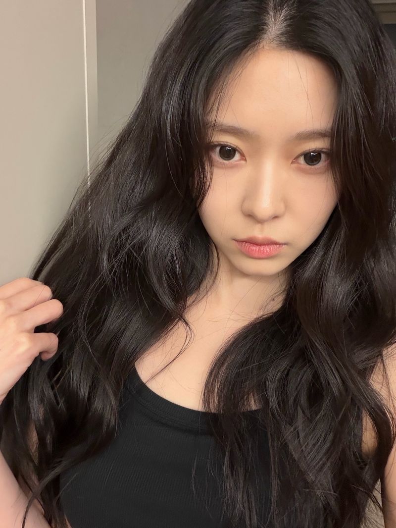김민주, 민소매 차림에 매혹 눈빛…